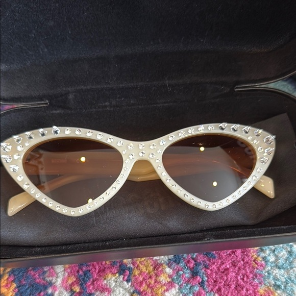 Moschino White and Black Cat-Eye Sunglasses - Picture 6 of 8